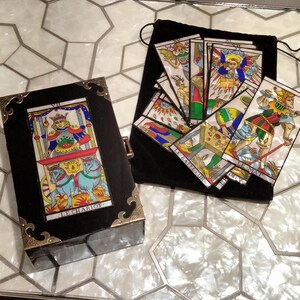 Holzkiste mit Tarot von Marseille in Perlmutt, elegante handgefertigte Wundertruhe für Karten, Schmuck, Kristalle, Gegenstände