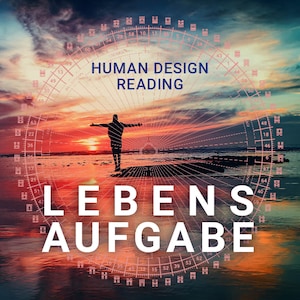 Op de afbeelding: Een silhouet van een persoon die met uitgestrekte armen op een rots staat, tegen een zonsondergang. De afbeelding toont een roze en oranje zonsondergang met een grote cirkel in het midden met nummers en tekst die "HUMAN DESIGN READING" en "LEBENS AUFGABE" luidt.