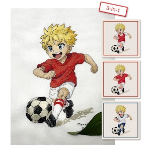 Könnte beinhalten: Kreuzstichmuster mit einem Cartoon-Fußballspieler in einem roten Trikot und weißen Shorts, der einen schwarz-weißen Fußball tritt. Das Bild enthält drei kleinere Versionen des gleichen Designs und den Text "3-in-1" in einem roten Rechteck.