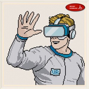 Puede incluir: Un patrón de punto de cruz pixelado de una persona que lleva un casco de realidad virtual y una camisa blanca con un parche azul "VR". La persona sonríe y levanta su mano derecha.