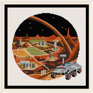 Könnte beinhalten: Kreuzstich-Kunstwerk, das eine Marslandschaft in einem kreisförmigen Rahmen zeigt. Die Szene zeigt einen Rover, Gebäude und einen gebogenen Bogen vor einem sternenklaren schwarzen Himmel. Die Farbpalette umfasst Rot-, Braun-, Grün- und Grautöne.