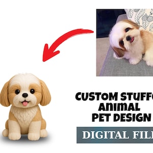 Op de afbeelding: Een digitaal bestand voor een aangepast ontwerp van een knuffel voor huisdieren. De afbeelding toont een cartoonhond met een witte en bruine vacht en een foto van een echte hond. De tekst luidt "CUSTOM STUFFED ANIMAL PET DESIGN" en "DIGITAL FILE."