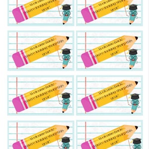 Puede incluir: Ocho etiquetas de regalo imprimibles con un lápiz de dibujos animados con un gorro de graduación y gafas. El texto en las etiquetas dice "¡Bienvenido de nuevo! ¡Estás muy bien este año!"