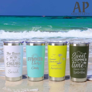 Puede incluir: Cuatro vasos aislados de acero inoxidable en blanco, turquesa, amarillo y verde oliva. Cada vaso tiene una tapa plateada y presenta texto grabado y gráficos con temas de verano.