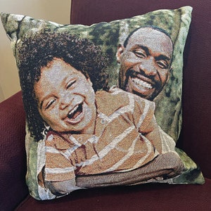 Almohadas tejidas personalizadas de PhotoLoom: sus fotografías o obras de arte tejidas en almohadas decorativas únicas y de calidad tradicional.