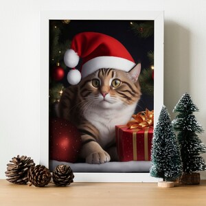 Le chat au chapeau de Père Noël rouge se trouve sous le sapin de Noël