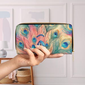 Cartera con cremallera y plumas de pavo real en acuarela vibrante, elegante clutch con diseño de pájaro, cartera con plumas en tonos joya, chequera bohemia y caprichosa.