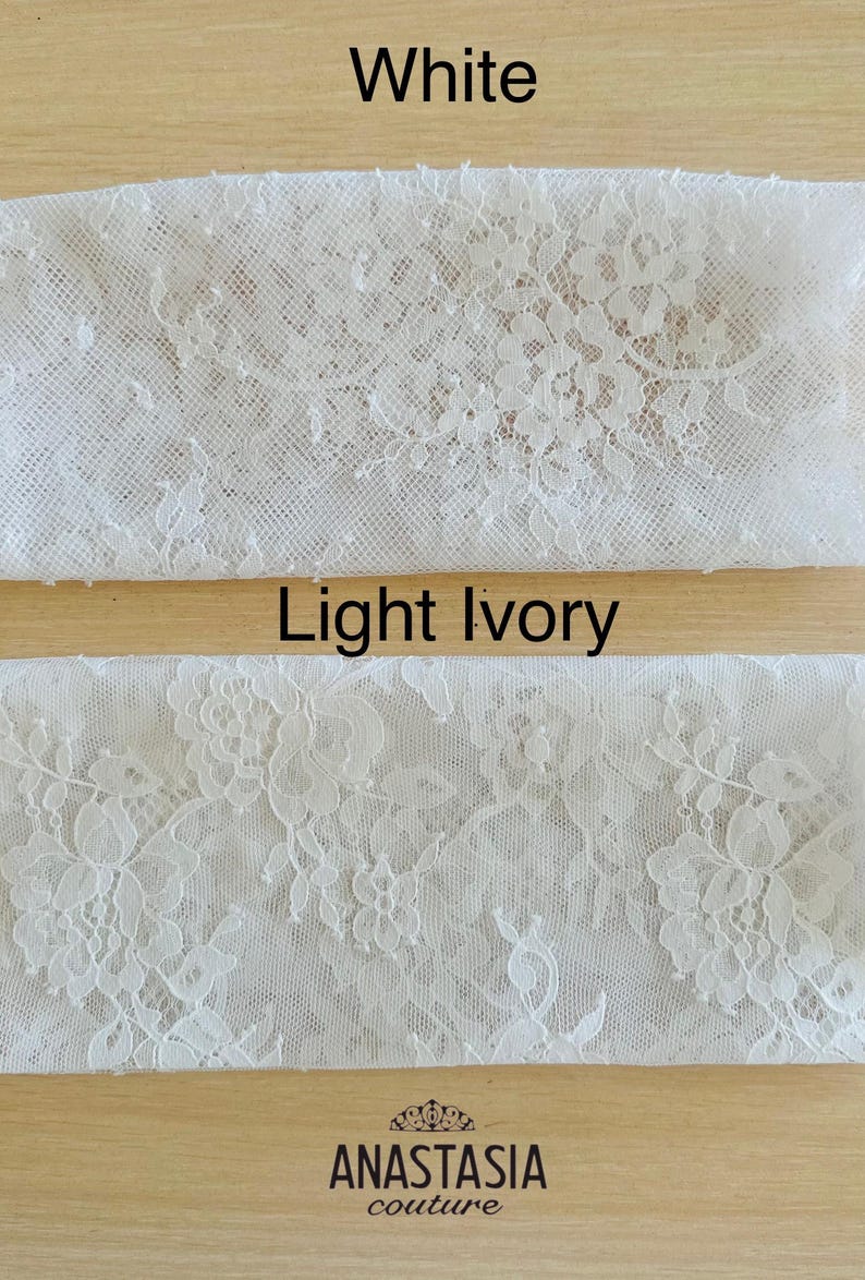 Peut inclure: Deux &eacute;chantillons de tissu en dentelle, un blanc et un ivoire clair. La dentelle a un motif floral. Le texte "Blanc" est au-dessus de l'&eacute;chantillon blanc et le texte "Ivoire clair" est au-dessus de l'&eacute;chantillon ivoire.
