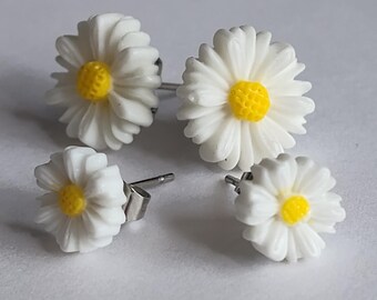 Daisy Stud Earrings: Hypoallergenic Floral Jewelry