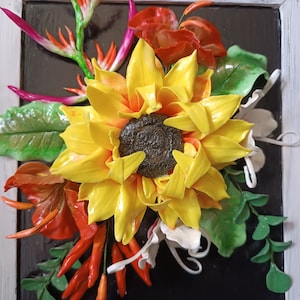 Realistische Blumen, Sonnenblume und realistischer Paradiesvogel, handgefertigte Dekoration mit kalter Keramik auf einem Rahmen