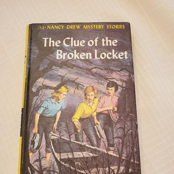 Vintage Nancy Drew Mystery-The Clue of the Broken Locket