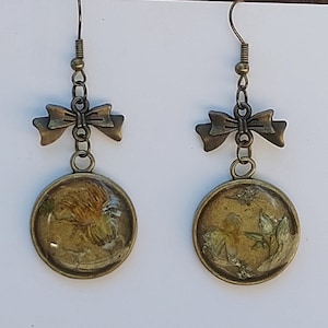 Earrings with dried natural flowers
