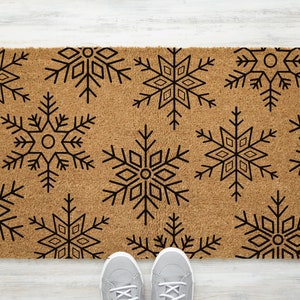 Grey Snowflake Christmas Front Door Mat, PVC Leather Door Mats  Outdoor/Indoor Welcome Mat, White Winter Snowflake Xmas Floor Mats Non-Slip  Doormat