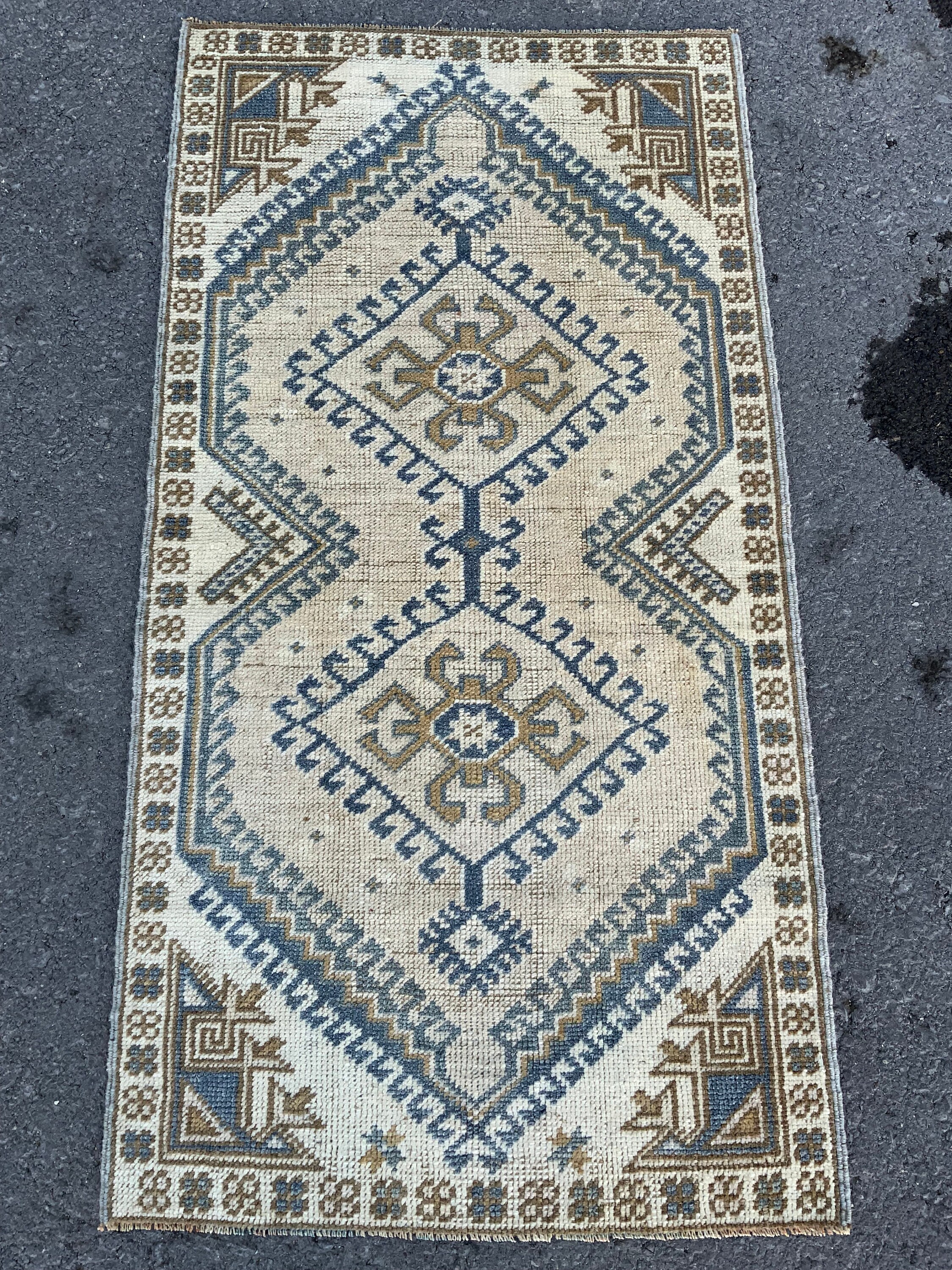 Handgefertigter Türkischer Wollteppich: Kleine Vintage Fußmatte 7x15cm