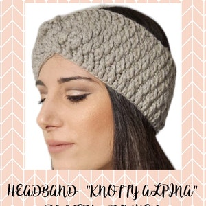 Può includere: Un cerchietto in crochet grigio con un design annodato. Il cerchietto si chiama "Knotty Alpina" ed è uno schema di uncinetto.