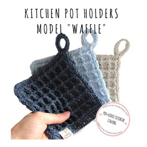 Può includere: Tre presine all'uncinetto in blu, azzurro e grigio. Le presine sono a punto waffle e hanno un'asola in alto per appenderle. L'immagine include il testo "SWEETPATTERNCROCHET PDF+VIDEO TUTORIAL ITA/ENG SWEETPATTERNCROCHET".