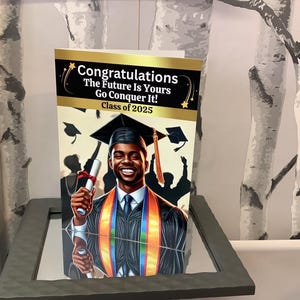 Biglietto di laurea per un giovane afroamericano di colore/"Il futuro è tuo, conquistalo"/Congratulazioni/Classe del 2025