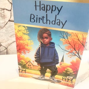 Joyeux anniversaire à un jeune garçon cool noir afro-américain sur une planche à roulettes | Journée d'automne au parc