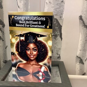 Tarjeta de graduación de una joven afroamericana de raza negra/Clase de 2025: "Audaz, brillante y encaminada a la grandeza"/Felicitaciones/