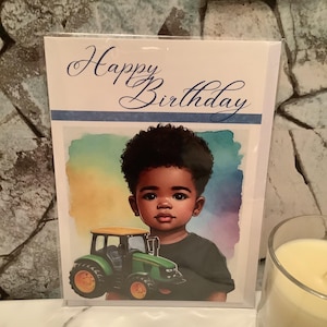 Tarjeta de feliz cumpleaños para un niño mestizo y un tractor de juguete