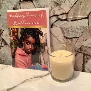 Ragazza adolescente nera giovane e carina afroamericana, trecce lunghe, biglietto di auguri di compleanno "Un altro anno di brillantezza"