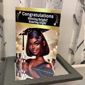 Tarjeta de graduación de una joven afroamericana de raza negra/Clase de 2025 "Brillando intensamente, elevándose alto"/Felicitaciones/