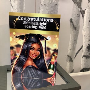 Afro-Amerikaanse afstudeerkaart jonge zwarte vrouw|Class of 2025 "Shining Bright, Soaring High"|Gefeliciteerd|