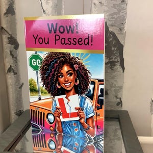 Afro-Amerikaanse jonge zwarte|Meisje gemengd ras| Geslaagd voor rijexamen| Oranje jeep: 'Wauw! Je bent geslaagd"| Kaart: