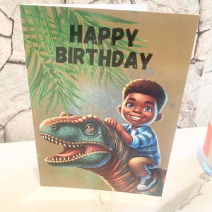 Feliz aniversário para o jovem negro afro-americano descolado em um dinossauro Tiranossauro Rex |