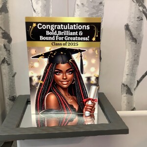 Tarjeta de graduación de una joven afroamericana de raza negra o mixta/Clase de 2025: "Audaz, brillante y encaminada a la grandeza"/Felicitaciones/