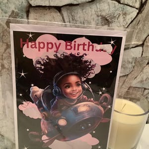 Buon compleanno, biglietto di auguri per il compleanno di una ragazza nera, razza mista, astronauta