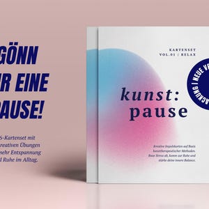 Könnte beinhalten: Ein A6-Kartenset mit dem Titel kunst: pause, das ein kreisförmiges Design mit blau-rosa Farbverlauf auf weißem Hintergrund zeigt. Der Text umfasst GÖNN DIR EINE PAUSE!, KARTENSET VOL.01 | RELAX und einen dunkelblauen Aufkleber: NEUE VERPACKUNG.