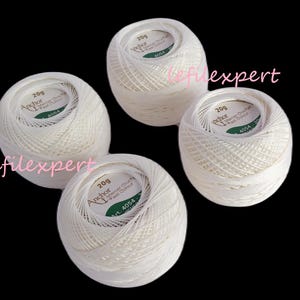 Puede incluir: Cuatro ovillos de hilo Anchor Mercer Crochet Fast Colour, cada uno con un peso de 20 gramos. El hilo está etiquetado con el nombre de la marca, el peso y el número de color 4054.