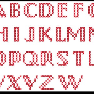 Puede incluir: Letras del alfabeto de punto de cruz rojo de la A a la Z. Cada letra está hecha de puntadas rojas sobre un fondo blanco.