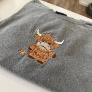 Boze hooglandkoe geborduurde T-shirts, sweatshirts en hoodies
