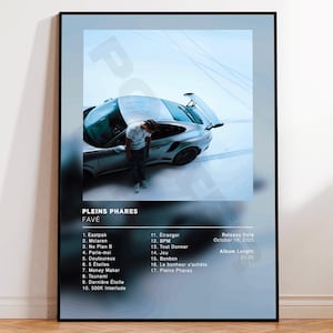 Peut inclure: Affiche encadrée avec une voiture de sport argentée et une personne. L'affiche a un fond dégradé bleu clair et comprend le texte "PLEINS PHARES FAVÉ" et une liste de titres. La date de sortie est le 10 octobre 2025.