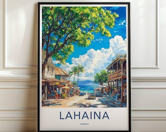 Puede incluir: Una lámina artística enmarcada que representa una escena callejera en Lahaina, Hawái, con un gran árbol de hojas verdes, edificios de madera con balcones, un cielo azul con nubes blancas y el texto LAHAINA HAWAII impreso en azul abajo.