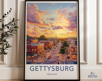 Puede incluir: Un diseño de póster de viaje vintage con una vista al atardecer de Gettysburg, Pensilvania. El póster tiene una pancarta azul en la parte inferior con el texto "Gettysburg, Pensilvania".