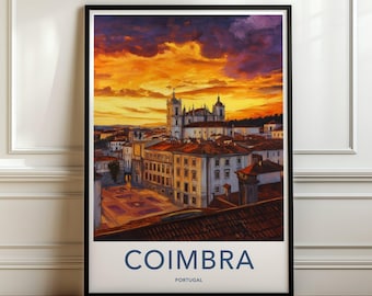 Pode incluir: Uma impressão artística emoldurada que retrata um pôr do sol sobre a cidade de Coimbra, Portugal. A cena apresenta uma catedral histórica e edifícios urbanos sob um céu laranja e roxo vibrante. O texto COIMBRA PORTUGAL está impresso na base.
