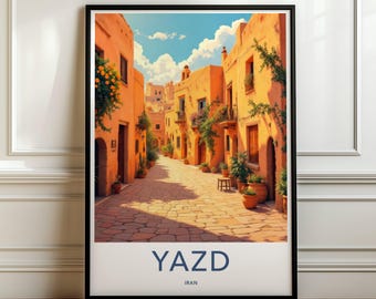Könnte beinhalten: Ein gerahmter Wandkunstdruck zeigt eine sonnige Straße in Yazd, Iran, mit warmen, orangefarbenen Gebäuden, einem gepflasterten Weg, Topfpflanzen und einem blauen Himmel mit Wolken. Der Text YAZD und IRAN ist unten in Dunkelblau aufgedruckt.