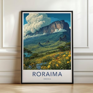 Può includere: Una stampa artistica incorniciata raffigurante un paesaggio del Monte Roraima in Venezuela. La scena mostra una massiccia montagna dalla cima piatta con nuvole, pendii verdi e un primo piano di fiori selvatici gialli e blu. Il testo RORAIMA VENEZUELA è in basso.