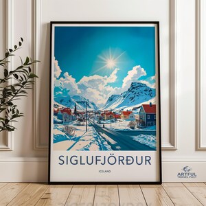 Arte murale di Siglufjordur, scena invernale islandese, villaggio innevato, stampa di paesaggio montano, cielo luminoso, arte del paese delle meraviglie invernale