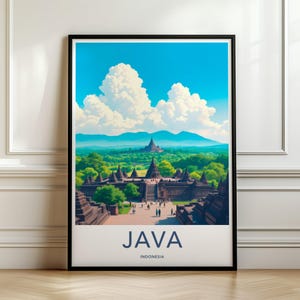 Könnte beinhalten: Ein gerahmtes Reiseplakat mit einer lebendigen Illustration des Borobudur-Tempels auf Java, Indonesien, umgeben von grünen Bäumen und Bergen unter einem hellblauen Himmel mit weißen Wolken. Der Text JAVA INDONESIA steht unten.