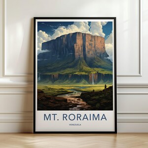 Può includere: Una stampa artistica da parete incorniciata che raffigura il Monte Roraima in Venezuela. L'illustrazione mostra una massiccia montagna dalla cima piatta con scogliere ripide, pendii verdi, cascate e un fiume tortuoso. Il testo recita MT. RORAIMA VENEZUELA.