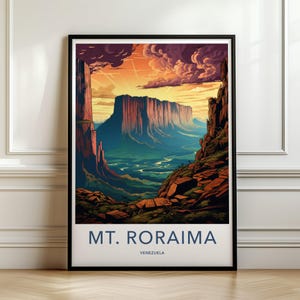 Può includere: Una stampa artistica incorniciata raffigurante il paesaggio del Monte Roraima in Venezuela. L'illustrazione mostra un'imponente montagna dalla cima piatta, un fiume tortuoso in una valle verde e scogliere rocciose in primo piano sotto un cielo al tramonto. Testo: MT. RORAIMA VENEZUELA.