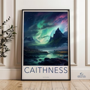 Puede incluir: Un póster con un paisaje escénico de montañas y un río bajo una aurora boreal verde y púrpura vibrante. El texto "CAITHNESS SCOTLAND" está en la parte inferior del póster.