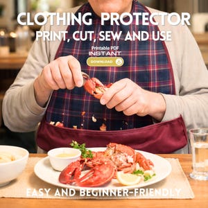 Pode incluir: Um avental protetor de roupa xadrez com acabamento bordô é usado enquanto alguém come lagosta. A imagem inclui o texto "CLOTHING PROTECTOR PRINT, CUT, SEW AND USE" e "EASY AND BEGINNER-FRIENDLY". Um prato de lagosta está na mesa.