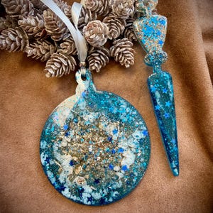 Blauwe en gouden hars kerstornament | Handgemaakte kerstbal en boomtopper