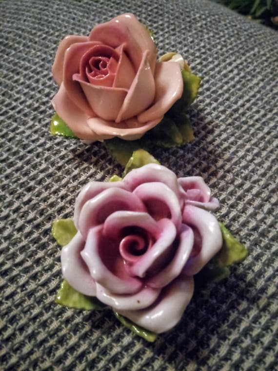 Set: 2x Dekorative Porzellanrosen