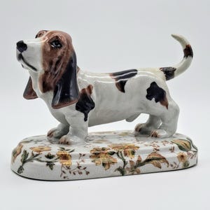 Basset Hound porcelain figurine. Wong Lee. Brand: from 1990 onwards